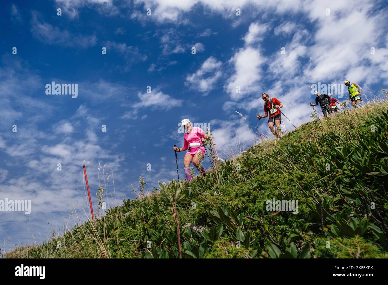 Rosa Khutor, Russie - 10 septembre 2022: Les athlètes de groupe descendent de la pente raide de montagne dans le sentier sauvage de Rosa Banque D'Images Rosa Khutor, Russie - 10 septembre 2022: Les athlètes de groupe descendent de la pente raide de montagne dans le sentier sauvage de Rosa Banque D'Images