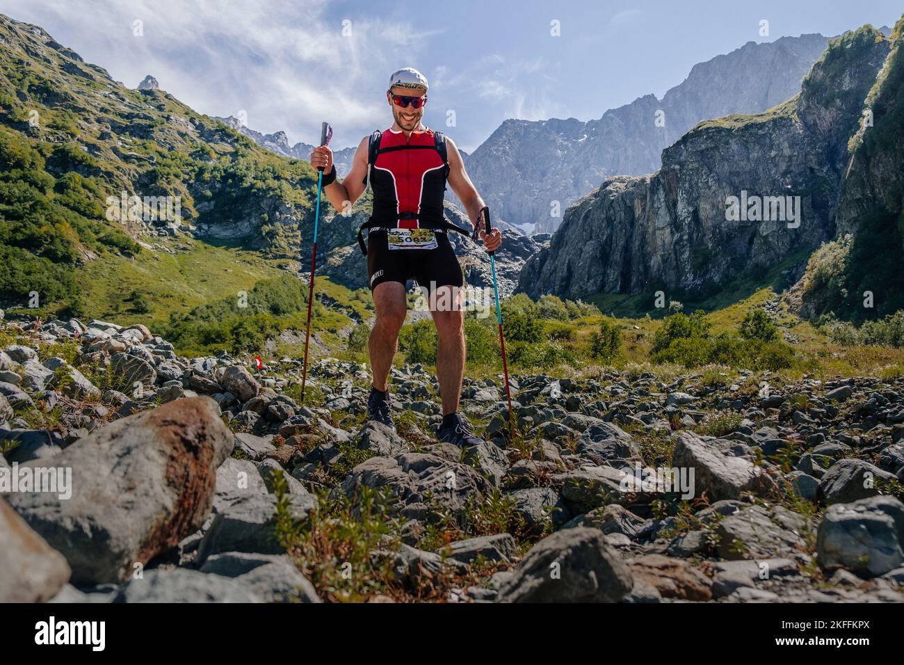 Rosa Khutor, Russie - 11 septembre 2022: Athlète masculin en train de courir des gorges de montagne dans le sentier sauvage de Rosa Banque D'Images Rosa Khutor, Russie - 11 septembre 2022: Athlète masculin en train de courir des gorges de montagne dans le sentier sauvage de Rosa Banque D'Images