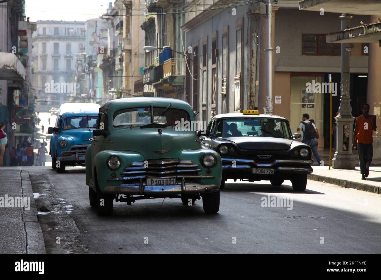 Cuba, la Havane, les vieilles voitures dans les rues Banque D'Images