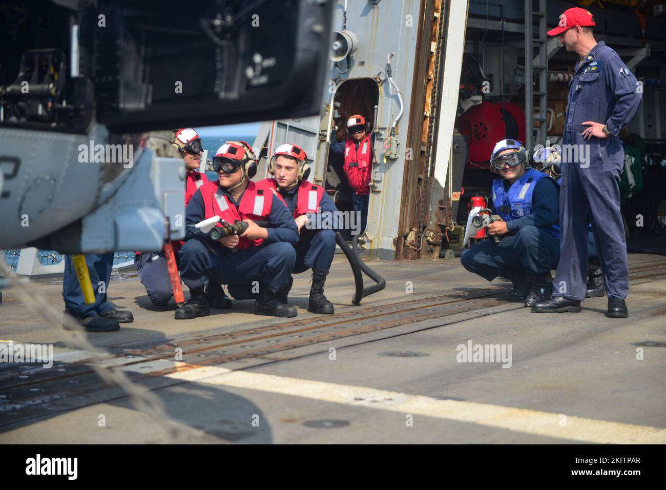 OCÉAN ATLANTIQUE OUEST (SEPT 14, 2022) des marins à bord du destroyer de missiles guidés de classe Arleigh Burke USS Lassen (DDG 82) conduisent un entraînement de crash et de sauvetage avec un MH-60R Roméo attaché à l’Escadron d’hélicoptères de la Marine “Spartans” (HSM) 70, pendant UNITAS LXIII, le 14 septembre 2022. UNITAS est l'exercice maritime le plus long au monde. Accueilli cette année par le Brésil, il réunit des forces multinationales du Brésil, du Cameroun, du Chili, de la Colombie, de la République dominicaine, Equateur, France, Guyana, Jamaïque, Mexique, Namibie, Panama, Paraguay, Pérou, Corée du Sud, Espagne, Royaume-Uni, Uruguay et États-Unis Banque D'Images