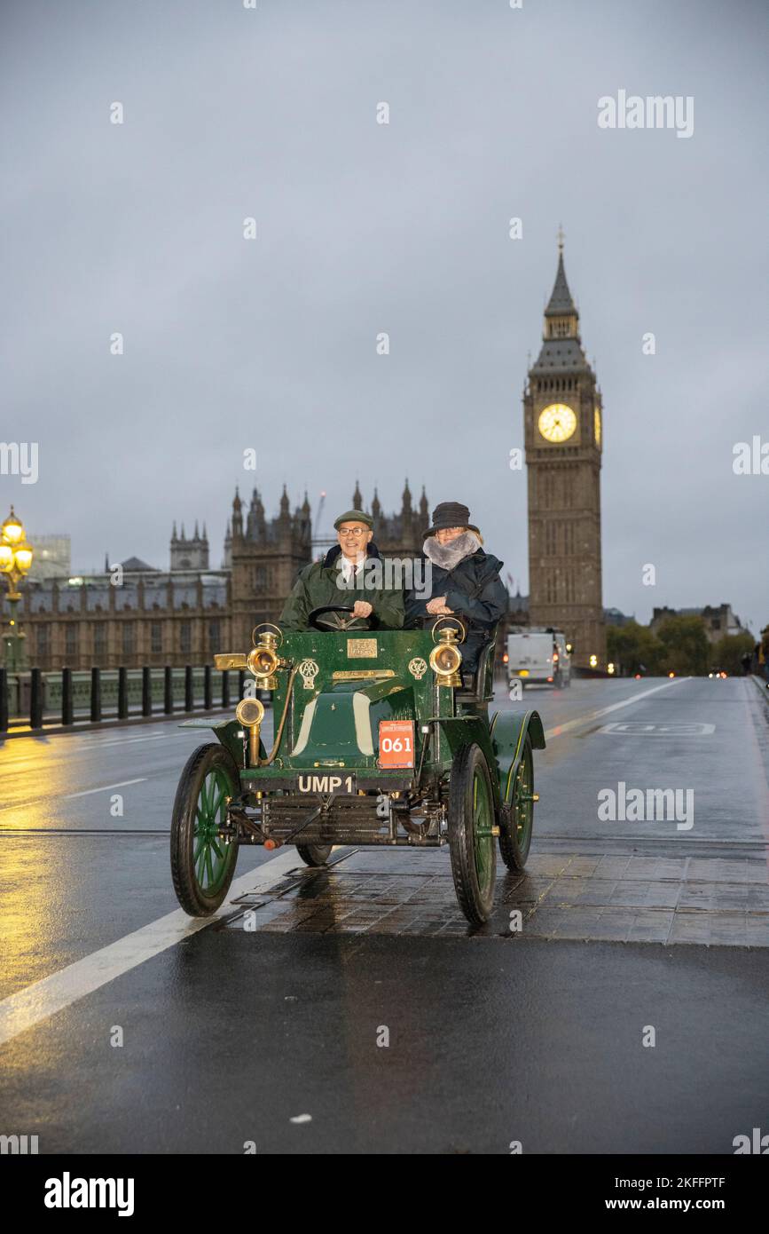 2022 London to Brighton Veteran car Run, le plus grand rassemblement de voitures anciennes au monde, traverse le pont de Westminster le matin d'un hiver humide. Banque D'Images