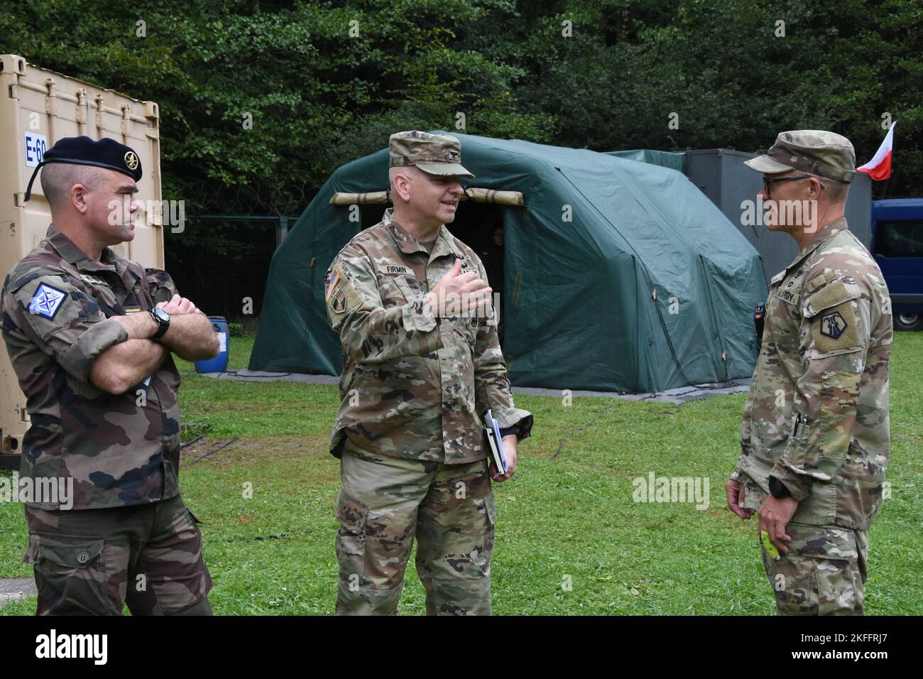 Le colonel de l'armée américaine Michael Firmin (au centre), directeur du département de l'éducation, de la formation et de l'évaluation au Centre d'excellence de la défense CBRN conjointe de l'OTAN à Vyškov, en Tchéquie, s'entretient avec le lieutenant-colonel Yan Perron de l'armée française, au Centre d'excellence de la défense CBRN conjointe de l'OTAN, Et le lieutenant-colonel Blair Heath de l'armée américaine, infirmière praticienne de l'équipe de soutien civil de 773rd, pendant l'exercice Toxic Valley 2022. Des équipes de défense chimique, biologique, radiologique et nucléaire de 12 pays de l’OTAN ont participé à l’exercice du 5 au 16 septembre, qui s’est déroulé au Centre d’entraînement et d’essais CBRN Zemianske Kostol’any en slovaque Banque D'Images