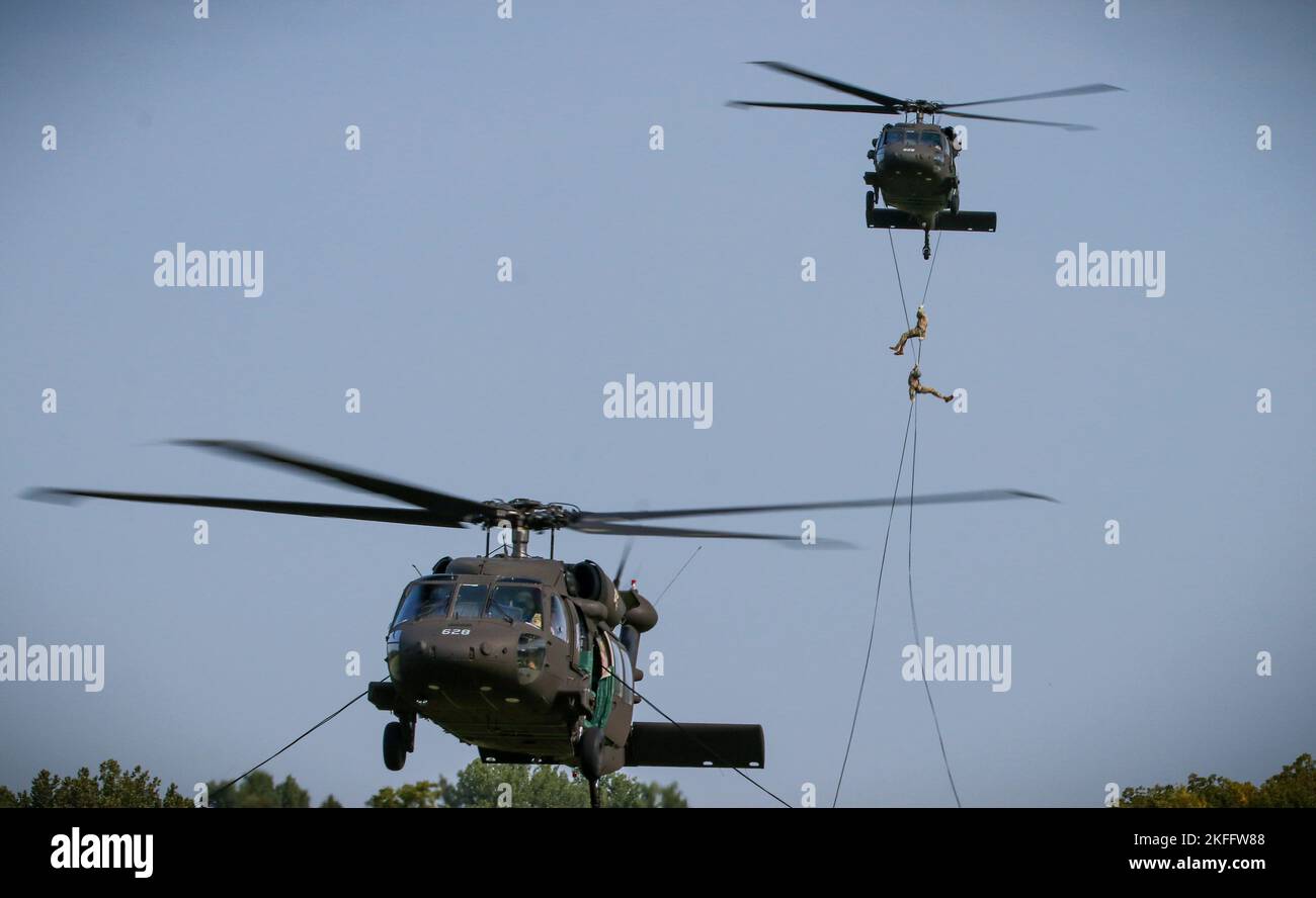 Des soldats américains ont fait une descente à bord d'un hélicoptère UH-60 Black Hawk à Camp Dodge à Johnston, Iowa, le 14 septembre 2022. Près de 30 soldats et aviateurs ont participé à un cours de Rappel Master organisé par une équipe d'entraînement mobile du Centre d'entraînement des soldats de la Garde nationale de l'Armée de terre basé à fort Benning, en Géorgie. Banque D'Images