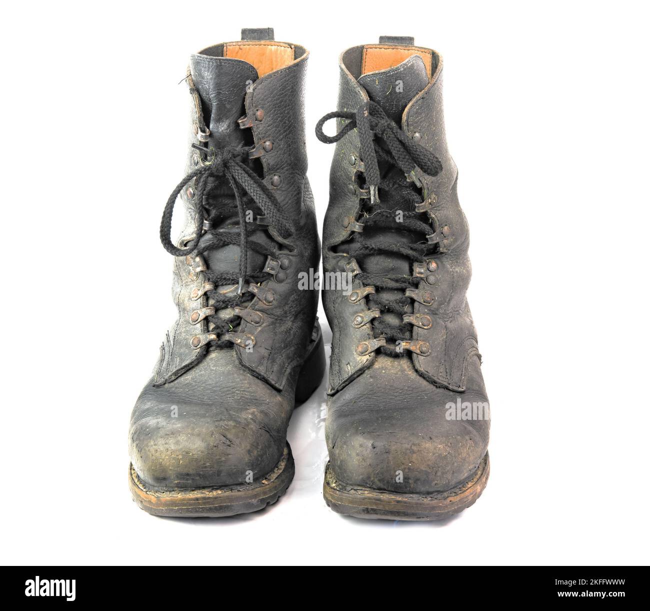 chaussures militaires sales isolées sur fond blanc Banque D'Images