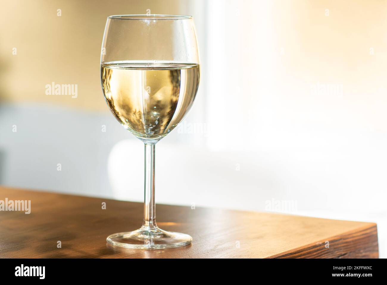 Verre de vin blanc placé sur un bar dans un pub, alcool et nuit dehors concept Banque D'Images
