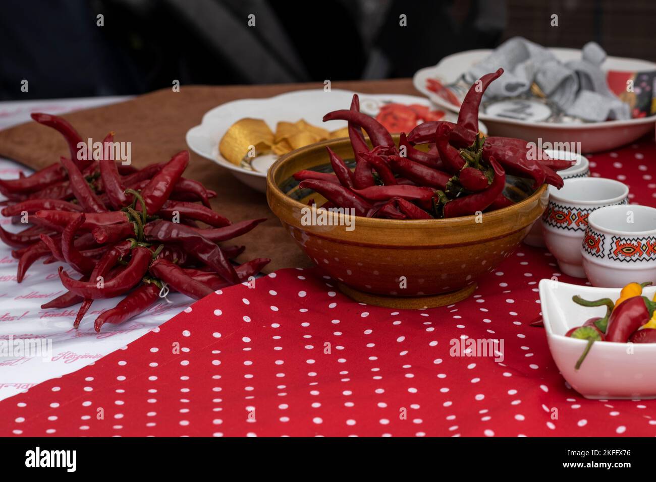 Un bol de paprika rouge hongrois traditionnel ou de piments rouges lors d'un festival gastronomique en Hongrie Banque D'Images