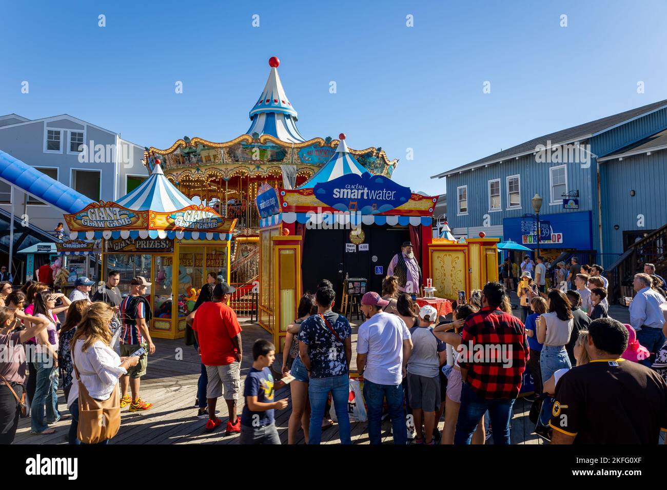 San Francisco, Californie, États-Unis, 09-22-2022Show théâtre dans une tente de cirque au quai de Fishermans, au quai 39 de San Francisco Banque D'Images