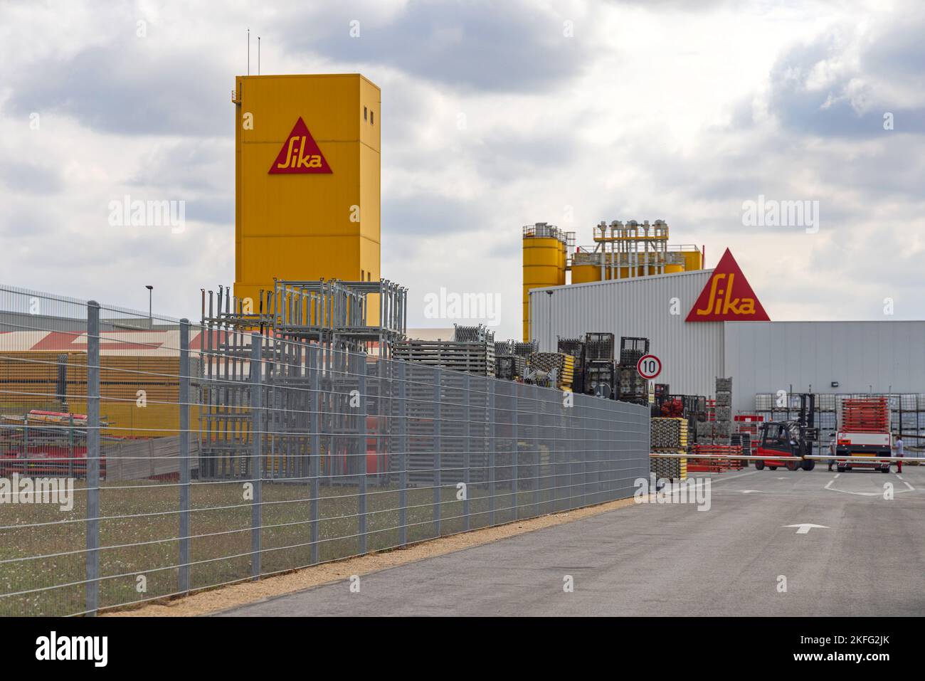 Simanovci, Serbie - 22 août 2022: Groupe Sika Construction Material Factory Building Compagnie suisse. Banque D'Images
