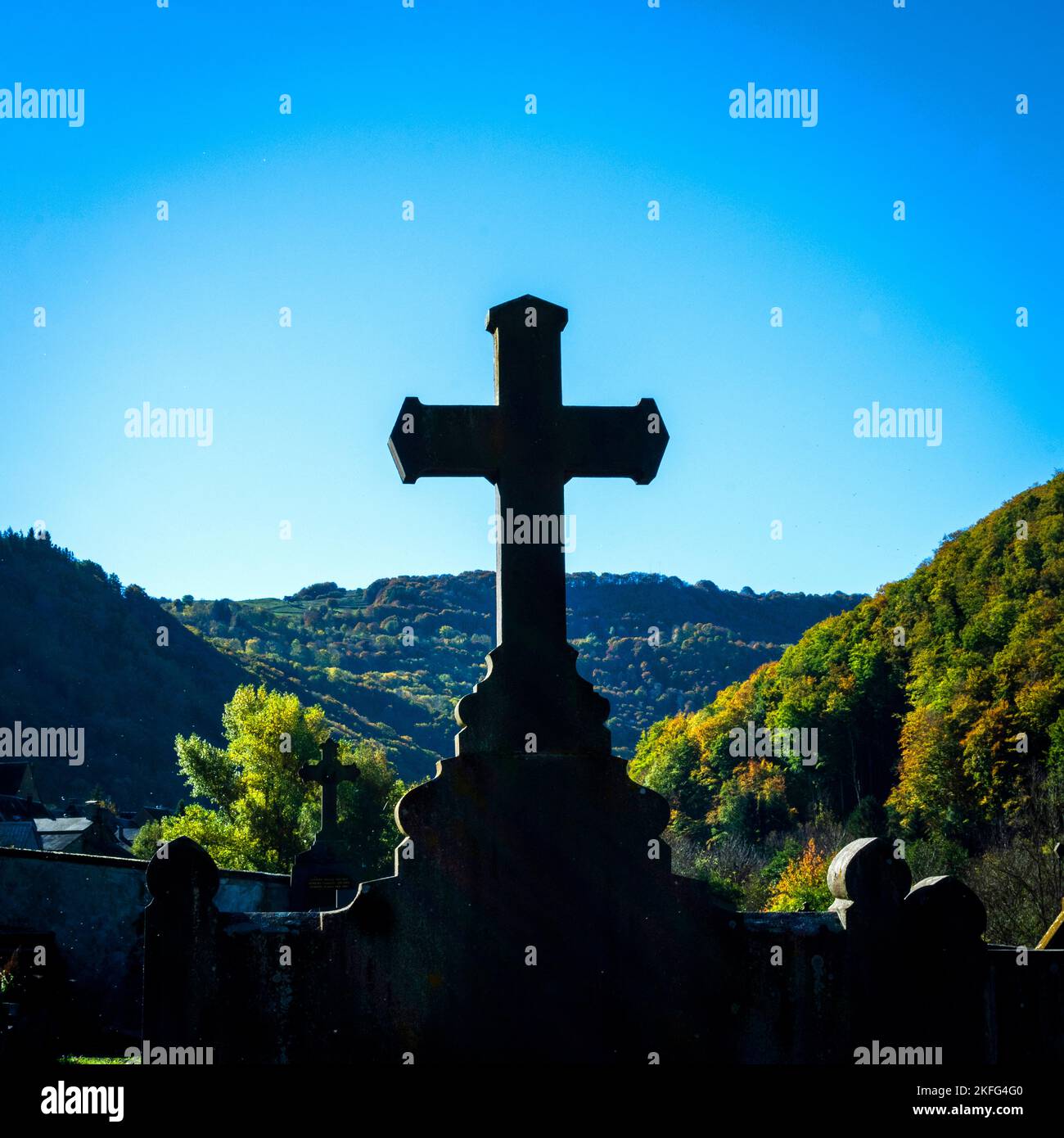 Silhouette de croix de cimetière. France Banque D'Images