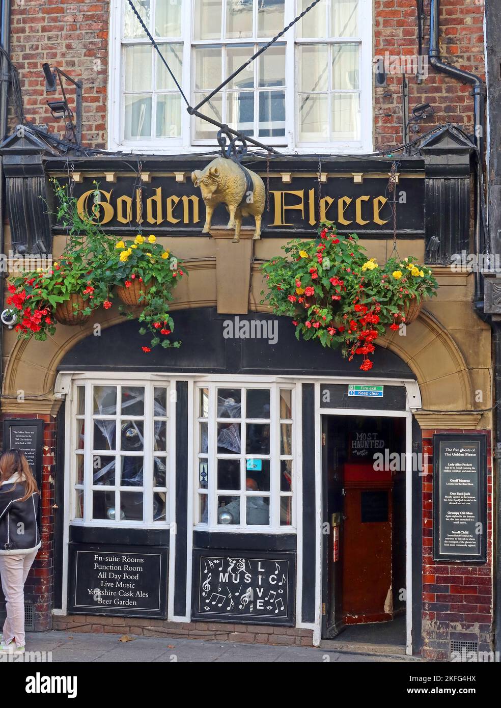 Golden Fleece Pub , pavé, York, Yorkshire, Angleterre, ROYAUME-UNI, YO1 9UP Banque D'Images