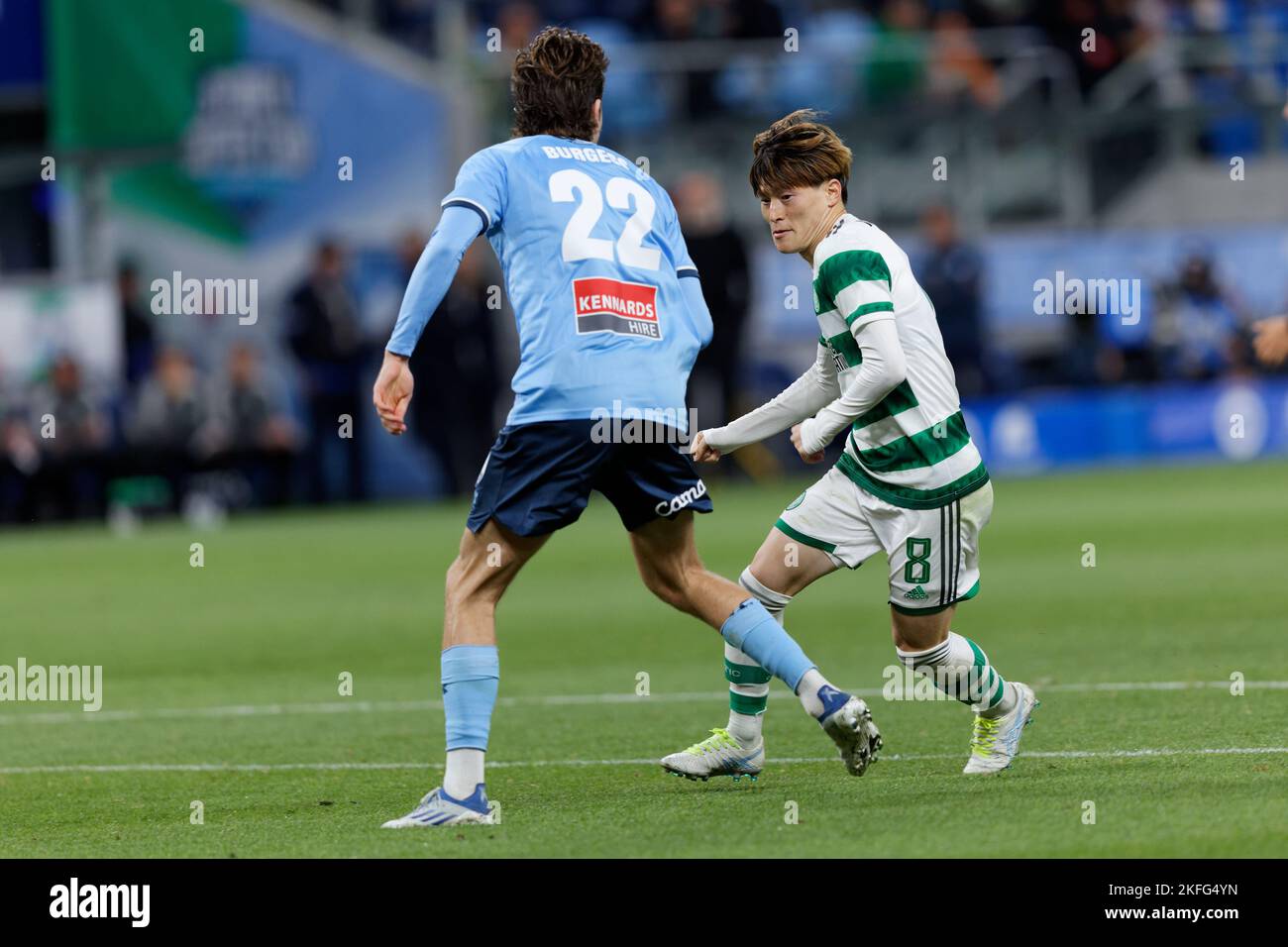 SYDNEY, AUSTRALIE - NOVEMBRE 17 : Kyogo Furuhashi des Dodges celtiques Max Burgess de Sydney pendant le match entre Sydney et le Celtic au stade Allianz sur 17 novembre 2022 Banque D'Images