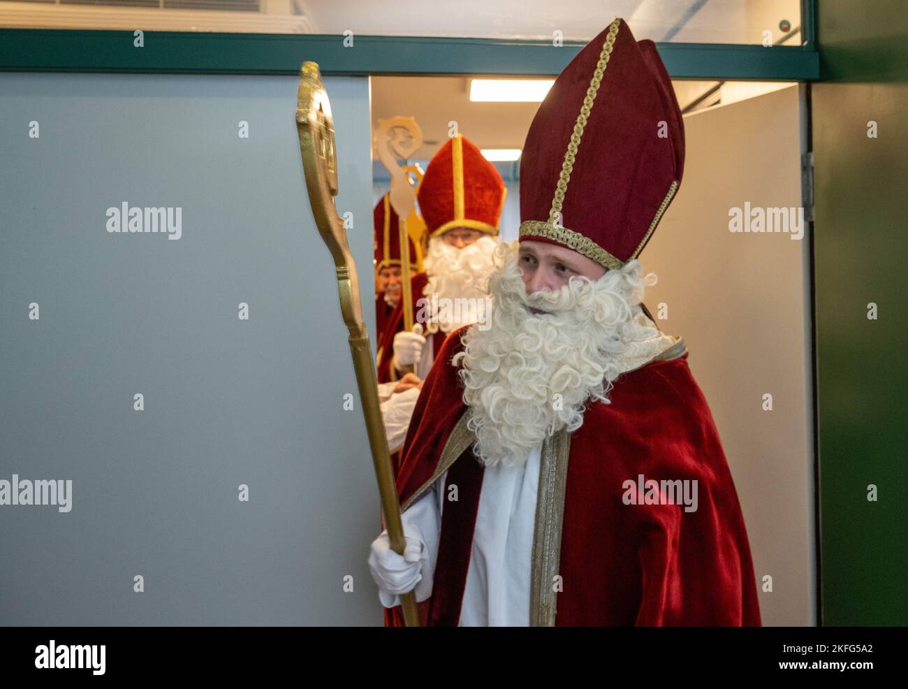 Augsbourg, Allemagne. 18th novembre 2022. Les artistes du Père Noël ont fait la queue à l'agence pour l'emploi. L'agence d'Augsburg met des clauses de Santa à la location avec des entreprises et des clients privés pendant la saison de Noël. Credit: Stefan Puchner/dpa/Alay Live News Banque D'Images