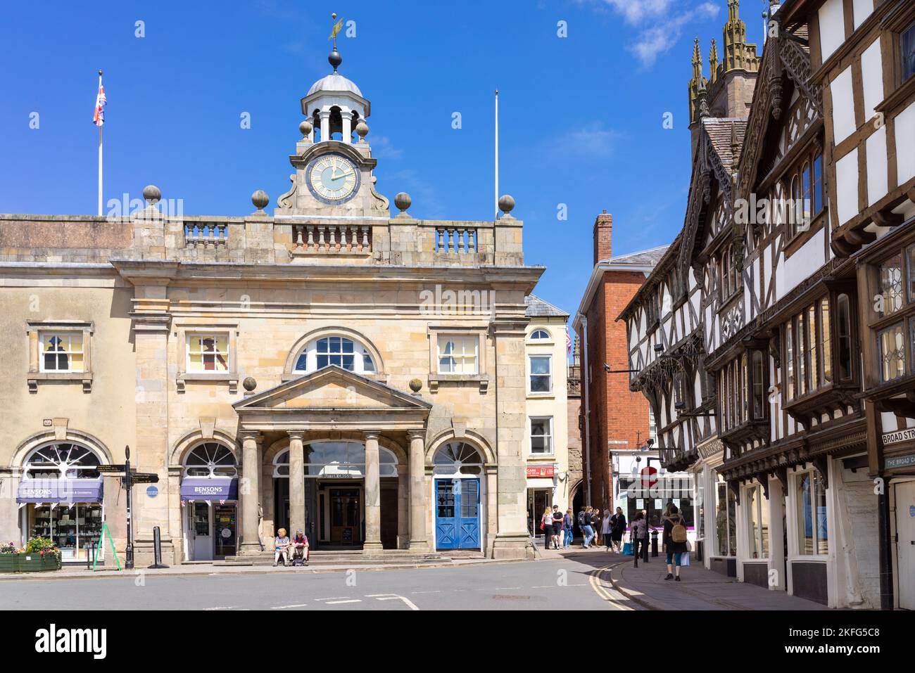 Ludlow shropshire Musée Ludlow dans le bâtiment Buttercross Bodenhams grand magasin et église St Laurence Ludlow Shropshire Angleterre GB Europe Banque D'Images