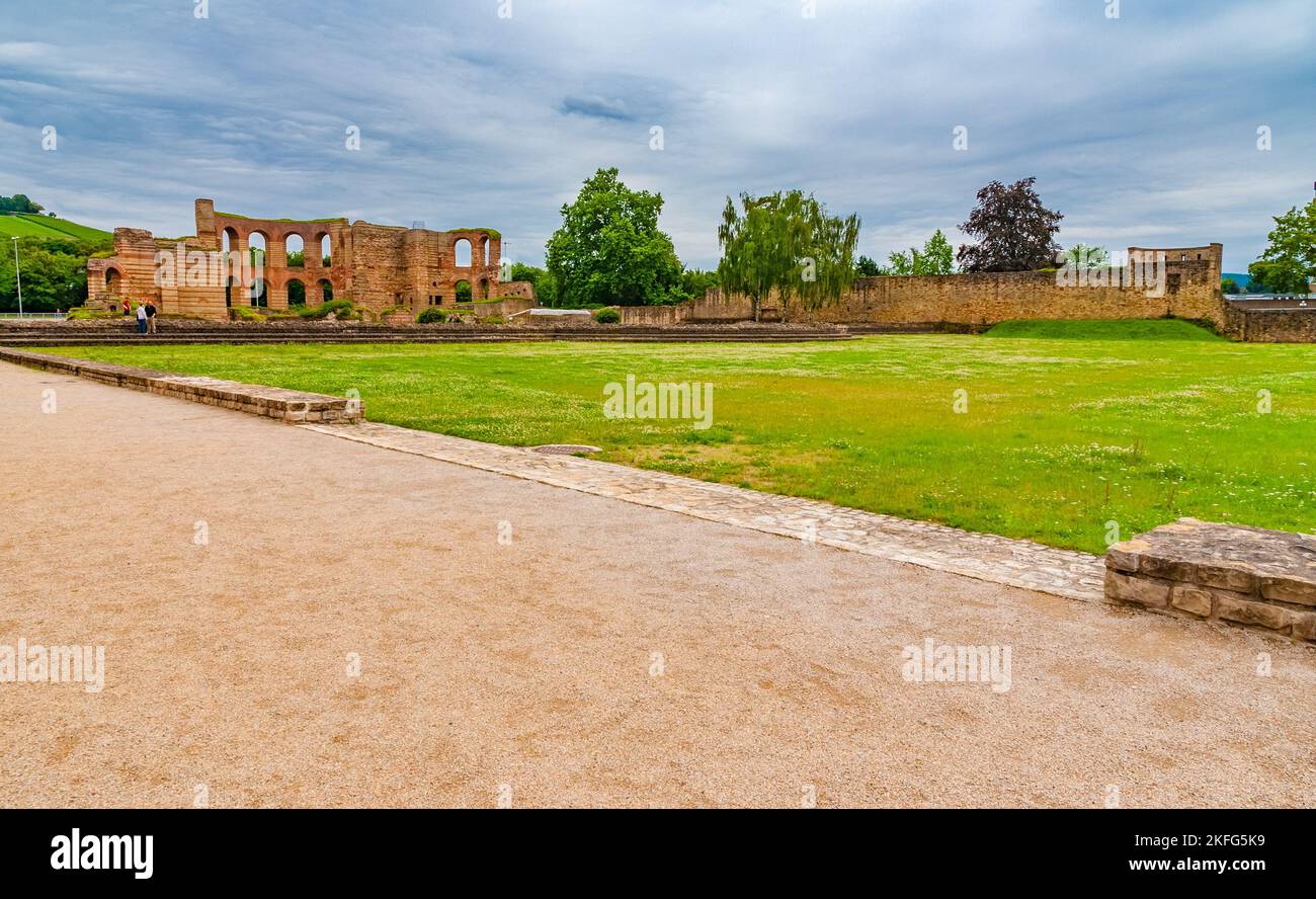 Grande vue panoramique sur les vestiges de la partie orientale du complexe de bains romains avec le puissant caldarium, qui est caractéristique de la... Banque D'Images