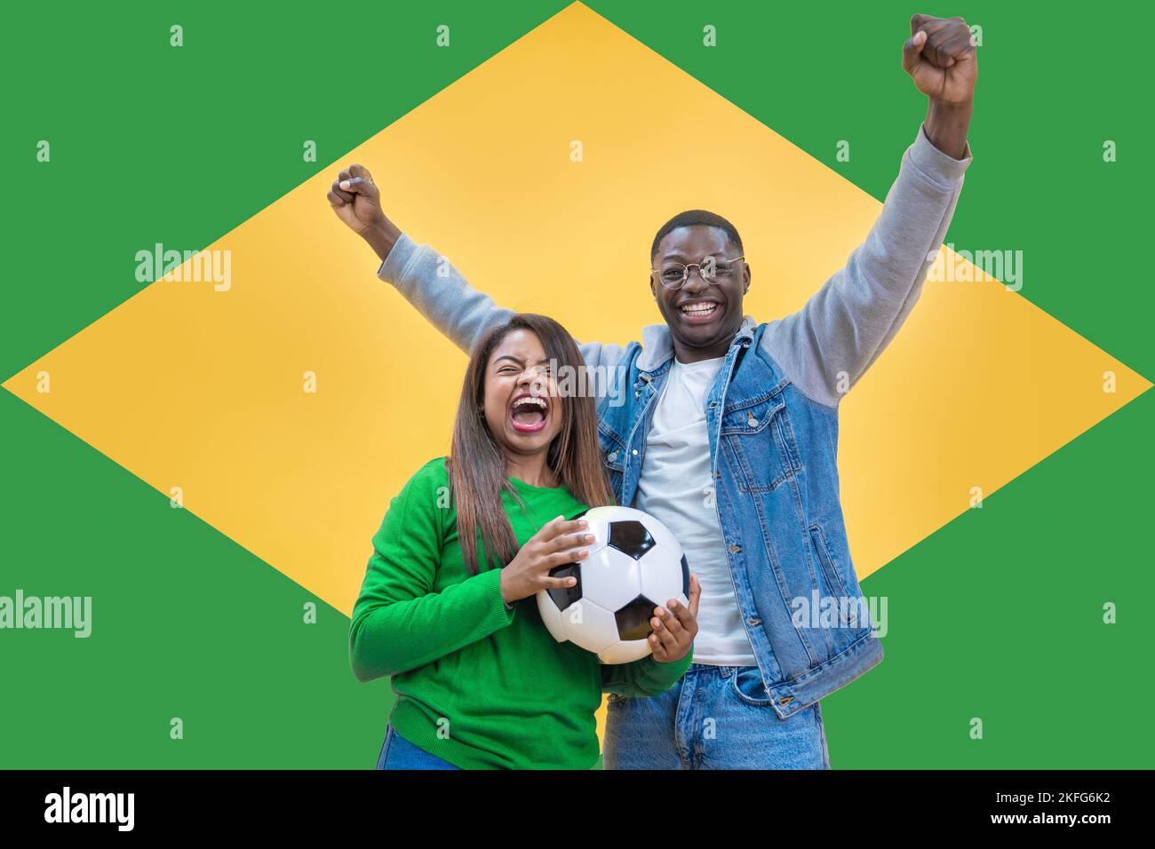 Couple de fans brésiliens heureux de célébrer le football ou le match de football sur fond jaune et vert Banque D'Images