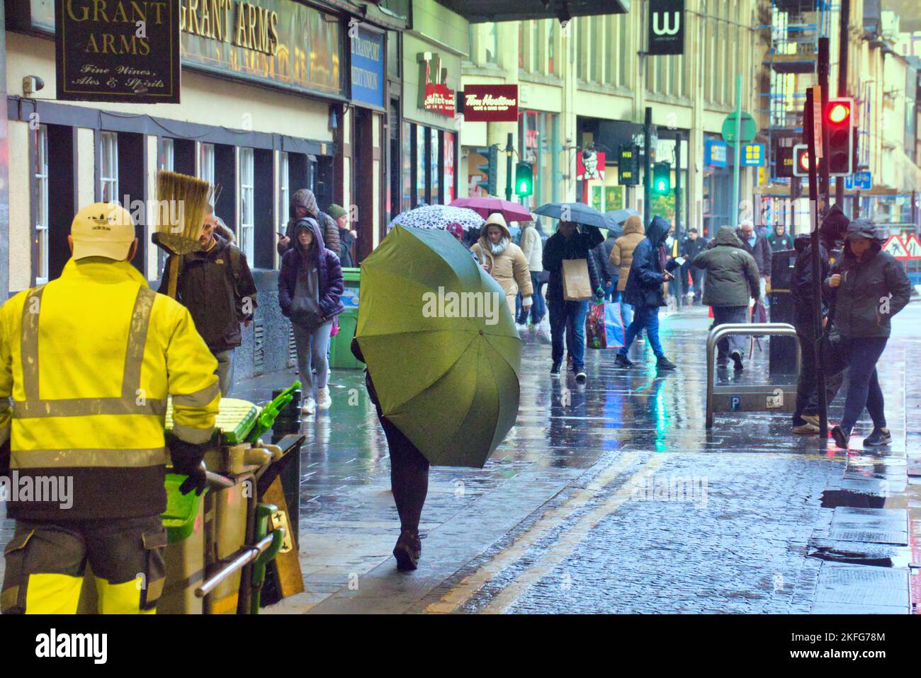 Glasgow, Écosse, Royaume-Uni 18th novembre 2022. Météo au Royaume-Uni : la pluie torrentielle a vu une vague de parasols dans le centre de la ville. Crédit Gerard Ferry/Alay Live News Banque D'Images