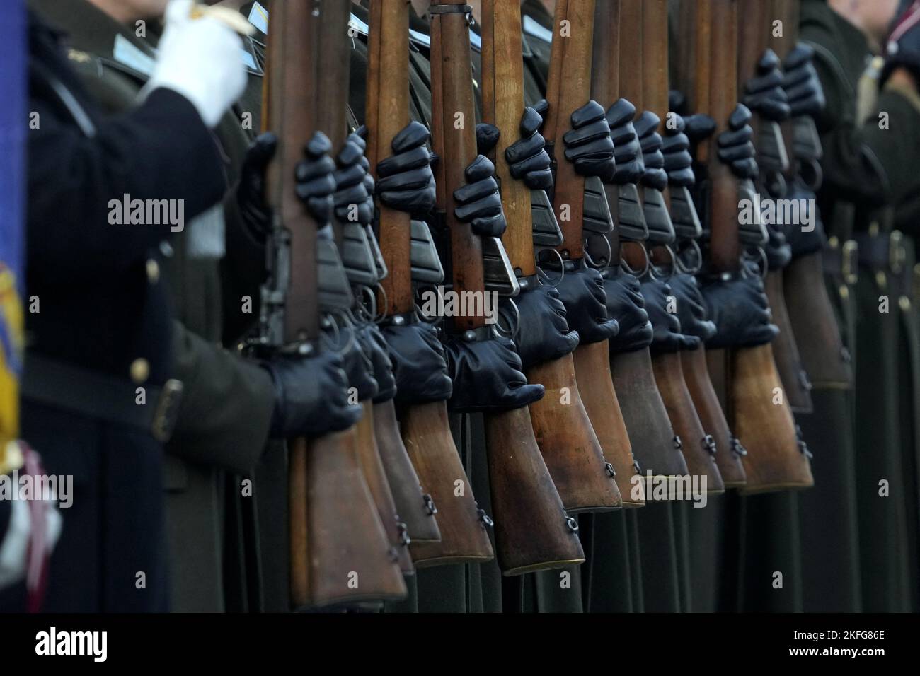 Des militaires lettons tiennent leurs armes lors d'un défilé militaire pour célébrer l'anniversaire de la déclaration d'indépendance à Riga, en Lettonie, au 18 novembre 2022. REUTERS/Ints Kalnins Banque D'Images