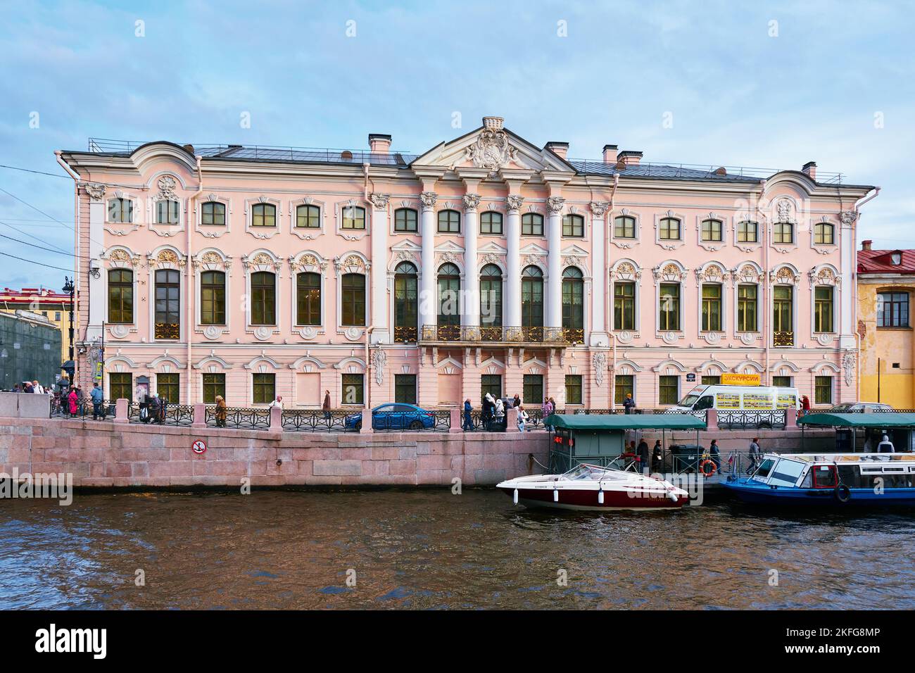 Vue sur le palais Stroganovsky depuis la rivière Moika, construite de 1752 à 1754, architecte Rastrelli, baroque russe, point de repère : Saint-Pétersbourg, Russie - 08 octobre Banque D'Images Vue sur le palais Stroganovsky depuis la rivière Moika, construite de 1752 à 1754, architecte Rastrelli, baroque russe, point de repère : Saint-Pétersbourg, Russie - 08 octobre Banque D'Images
