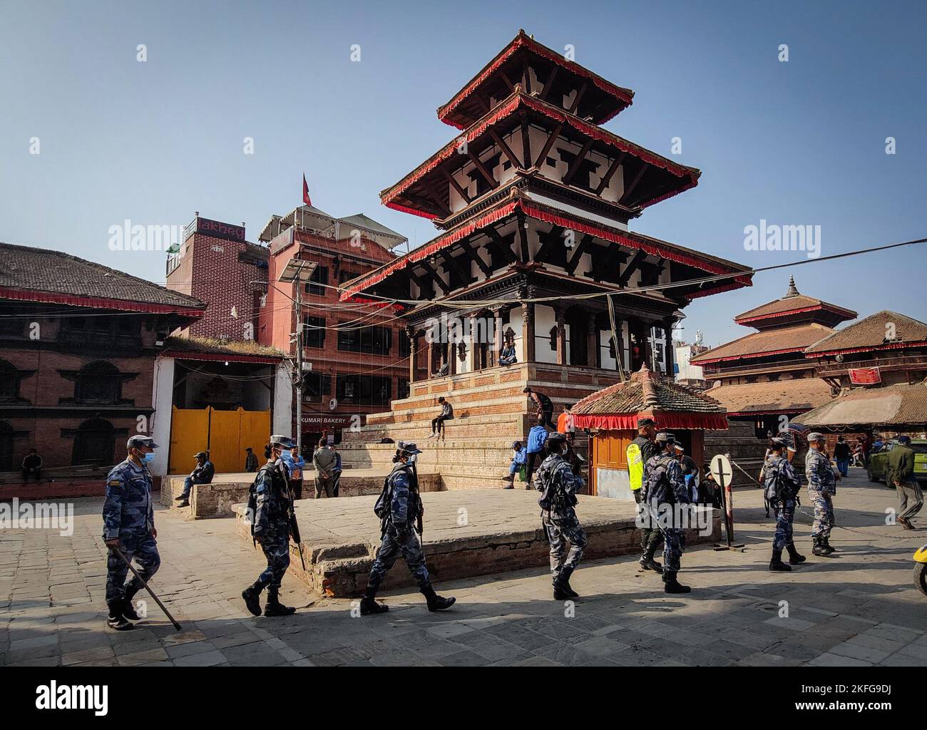 Katmandou, Bagmati, Népal. 18th novembre 2022. Le personnel de la police armée patrouille autour de la place Hanumandoka Durbar à Katmandou, au Népal, sur 18 novembre 2022. Le Népal tiendra ses élections législatives et provinciales sur le 20 novembre. (Image de crédit : © Sunil Sharma/ZUMA Press Wire) Banque D'Images