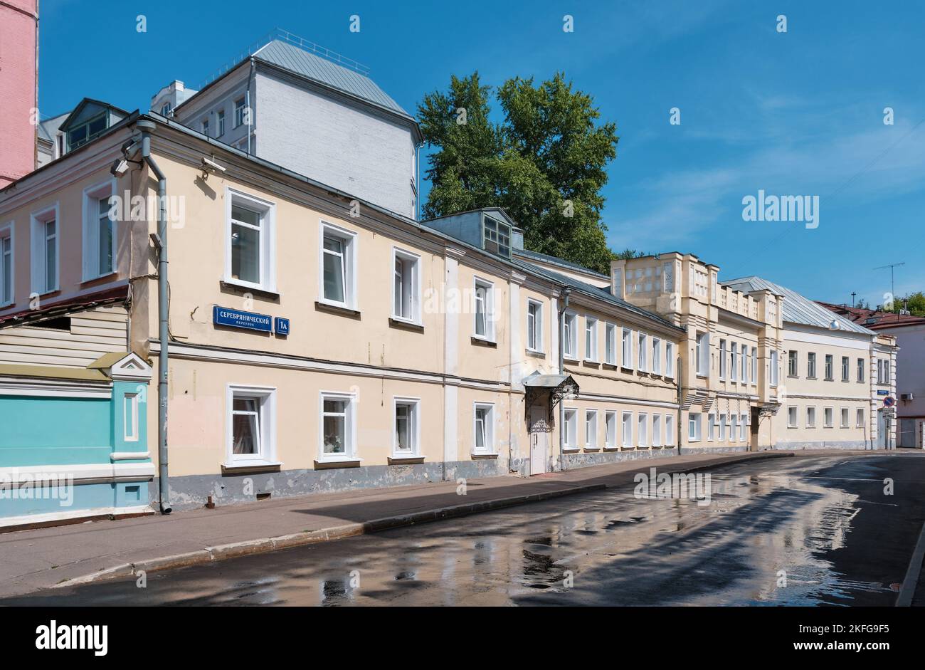 Serebryanichesky Lane, une ancienne maison de deux étages construite en 1840, paysage urbain : Moscou, Russie - 04 août 2022 Banque D'Images