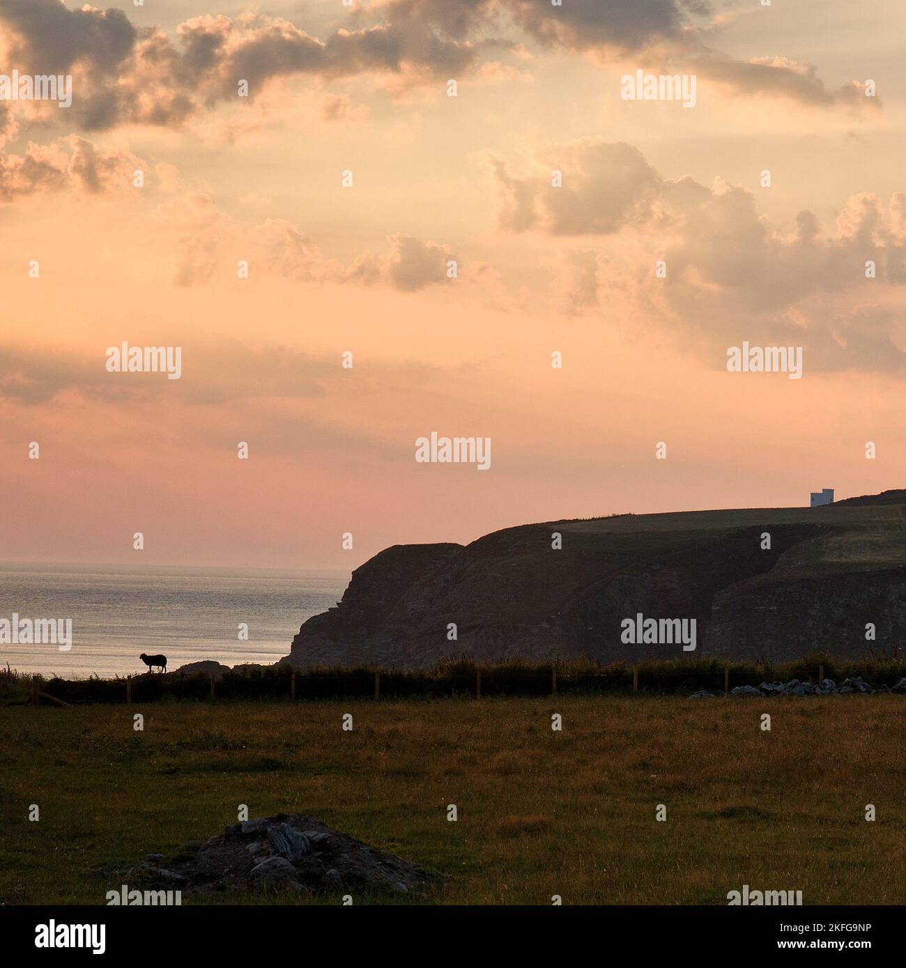 Coucher de soleil à Gofeydd sur la côte ouest de l'île Sainte partie de l'île d'Anglesey (Sir Ynys mon) Nord du pays de Galles Royaume-Uni en été. Banque D'Images