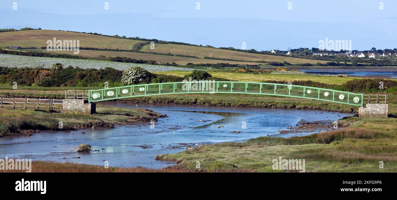 Nouveau pont partie de la voie côtière de l'île d'Anglesey traversant l'estuaire de l'Alaw sur la côte ouest de l'île d'Anglesey Nord du pays de Galles Royaume-Uni été Banque D'Images