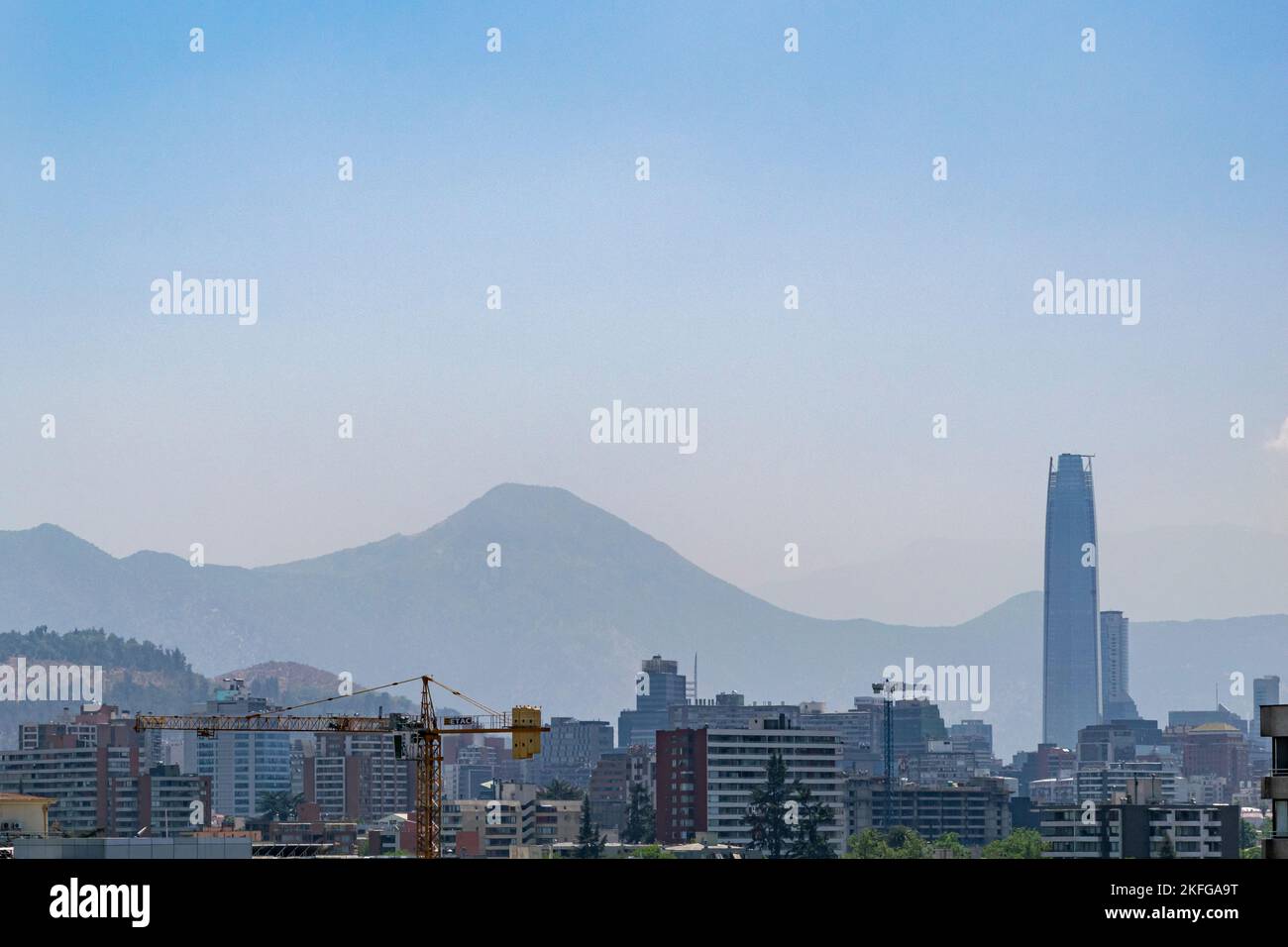 Santiago, Chili, 18 novembre 2022: Des températures élevées au-dessus de 30 °C se poursuivent au-dessus du centre du Chili et surtout au-dessus de Santiago aujourd'hui, aditionnellement avec des conditions régulières de qualité de l'air avec une accumulation évidente de smog. Ces conditions devraient se poursuivre au cours de la semaine prochaine. Banque D'Images