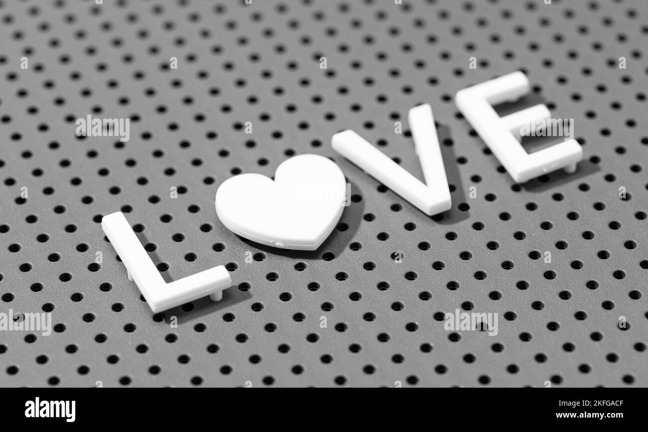 ARRIÈRE-plan DU CONCEPT D'AMOUR. Lettres et symbole en forme de coeur sur le tableau d'affichage Banque D'Images