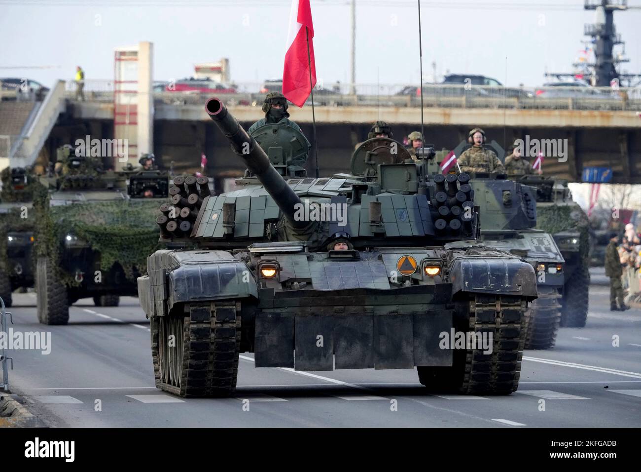 Les soldats de l'armée polonaise de l'OTAN ont renforcé le groupe de combat de la présence avancée avec leur char de la TP-91 dans la région de la Twardy assistent à un défilé militaire pour célébrer l'anniversaire de la déclaration d'indépendance de la Lettonie à Riga, en Lettonie, au 18 novembre 2022. REUTERS/Ints Kalnins Banque D'Images