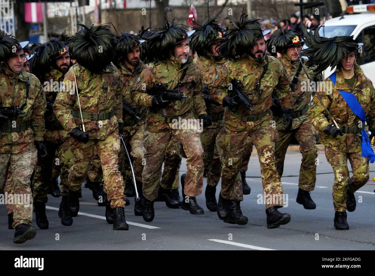 Les soldats de l'armée italienne défilent lors d'un défilé militaire pour célébrer l'anniversaire de la déclaration d'indépendance de la Lettonie à Riga, en Lettonie, au 18 novembre 2022. REUTERS/Ints Kalnins Banque D'Images