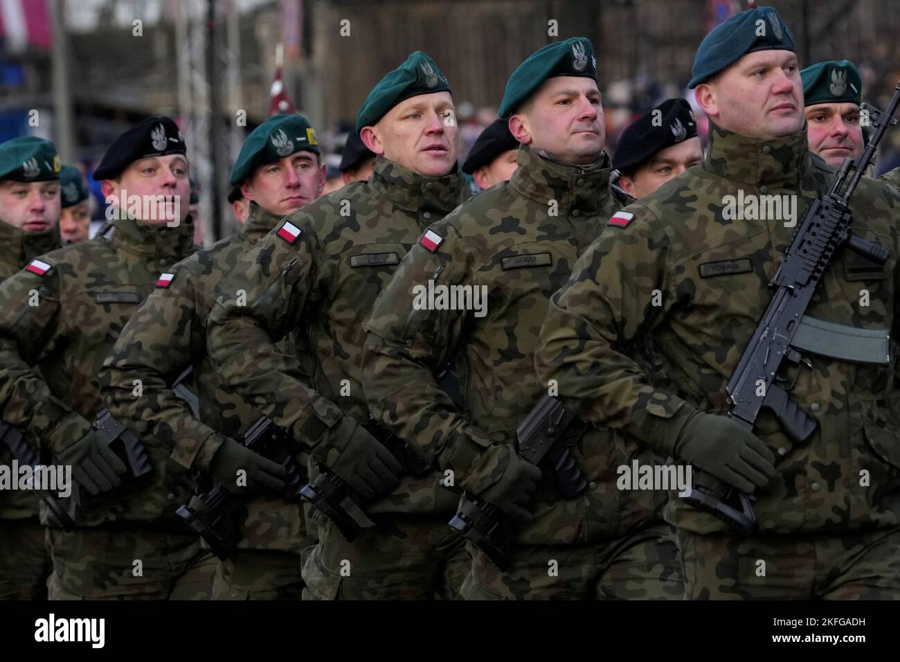 Les soldats de l'armée polonaise défilent lors d'un défilé militaire pour célébrer l'anniversaire de la déclaration d'indépendance de la Lettonie à Riga, en Lettonie, au 18 novembre 2022. REUTERS/Ints Kalnins Banque D'Images