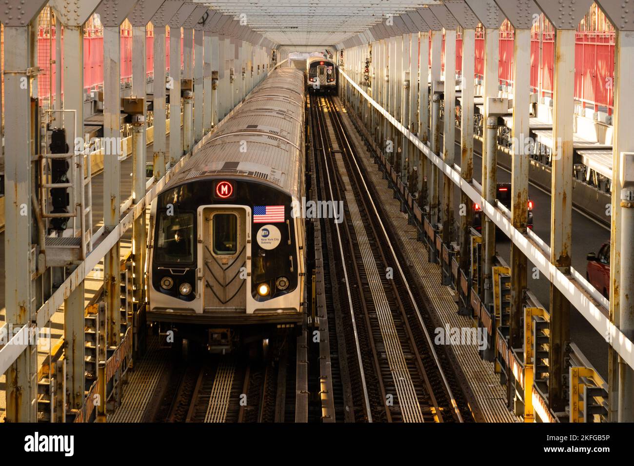 Deux trains de métro passent l'un l'autre sur la ligne M sur le pont de Williamsburg à Brooklyn NYC Banque D'Images