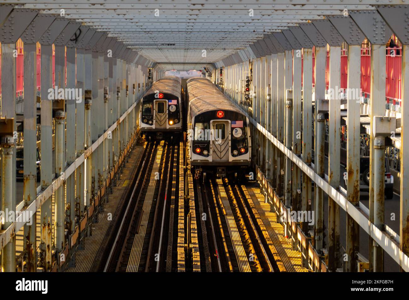 Deux trains de métro passent l'un l'autre sur la ligne M sur le pont de Williamsburg à Brooklyn NYC Banque D'Images