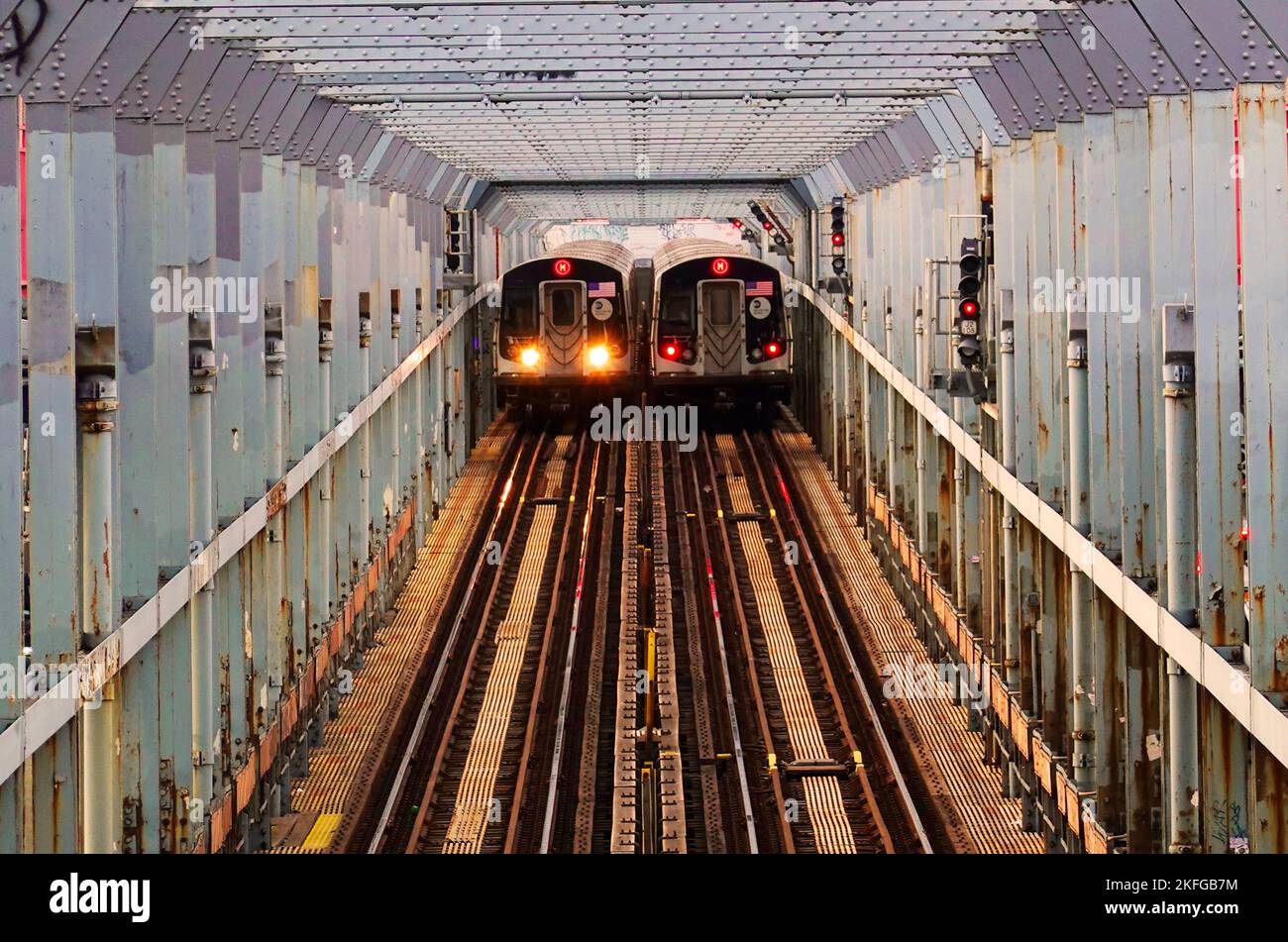Deux trains de métro passent l'un l'autre sur la ligne M sur le pont de Williamsburg à Brooklyn NYC Banque D'Images