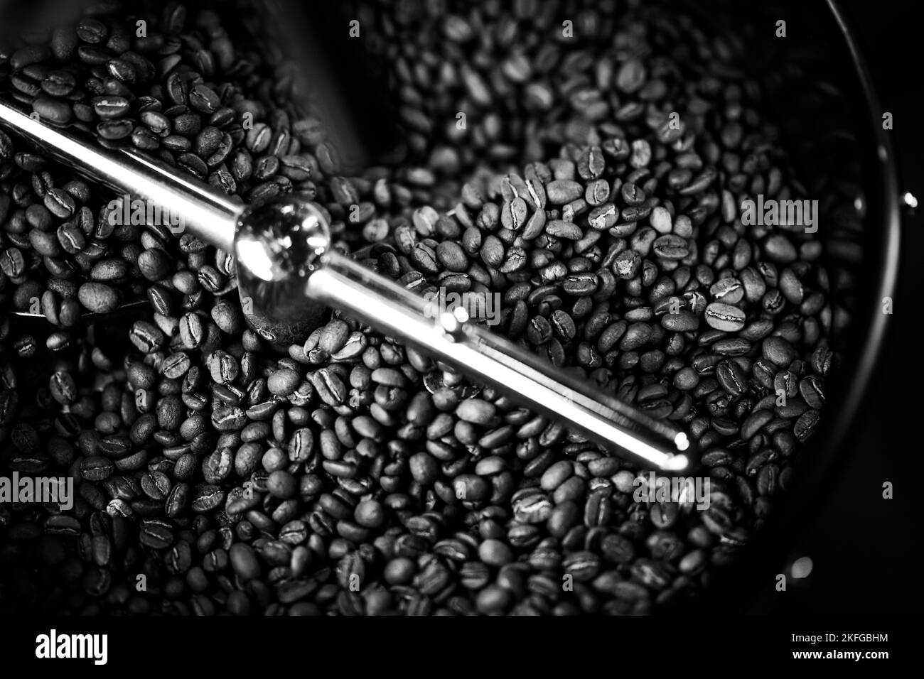 Grains de café dans une machine à café, dans des couleurs sombres. Banque D'Images