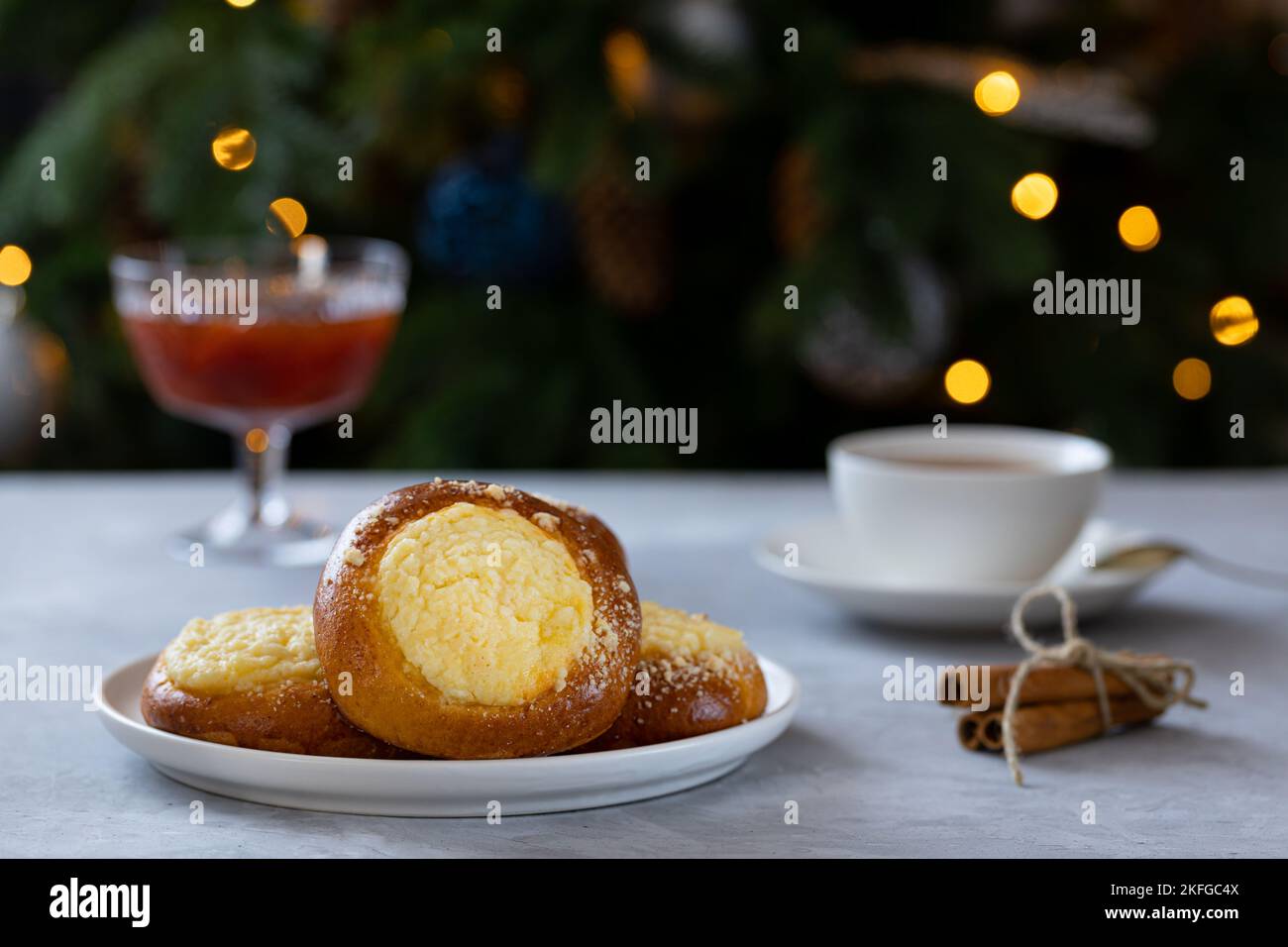 cheesecake avec streusel sur fond de béton, fête du thé du nouvel an avec tartes et confiture près de l'arbre de Noël Banque D'Images