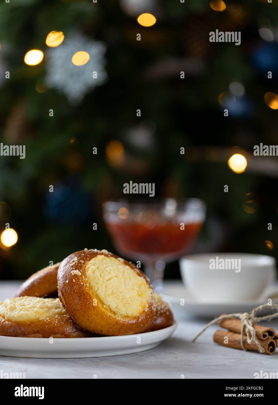 cheesecake avec streusel sur fond de béton, fête du thé du nouvel an avec tartes et confiture près de l'arbre de Noël Banque D'Images