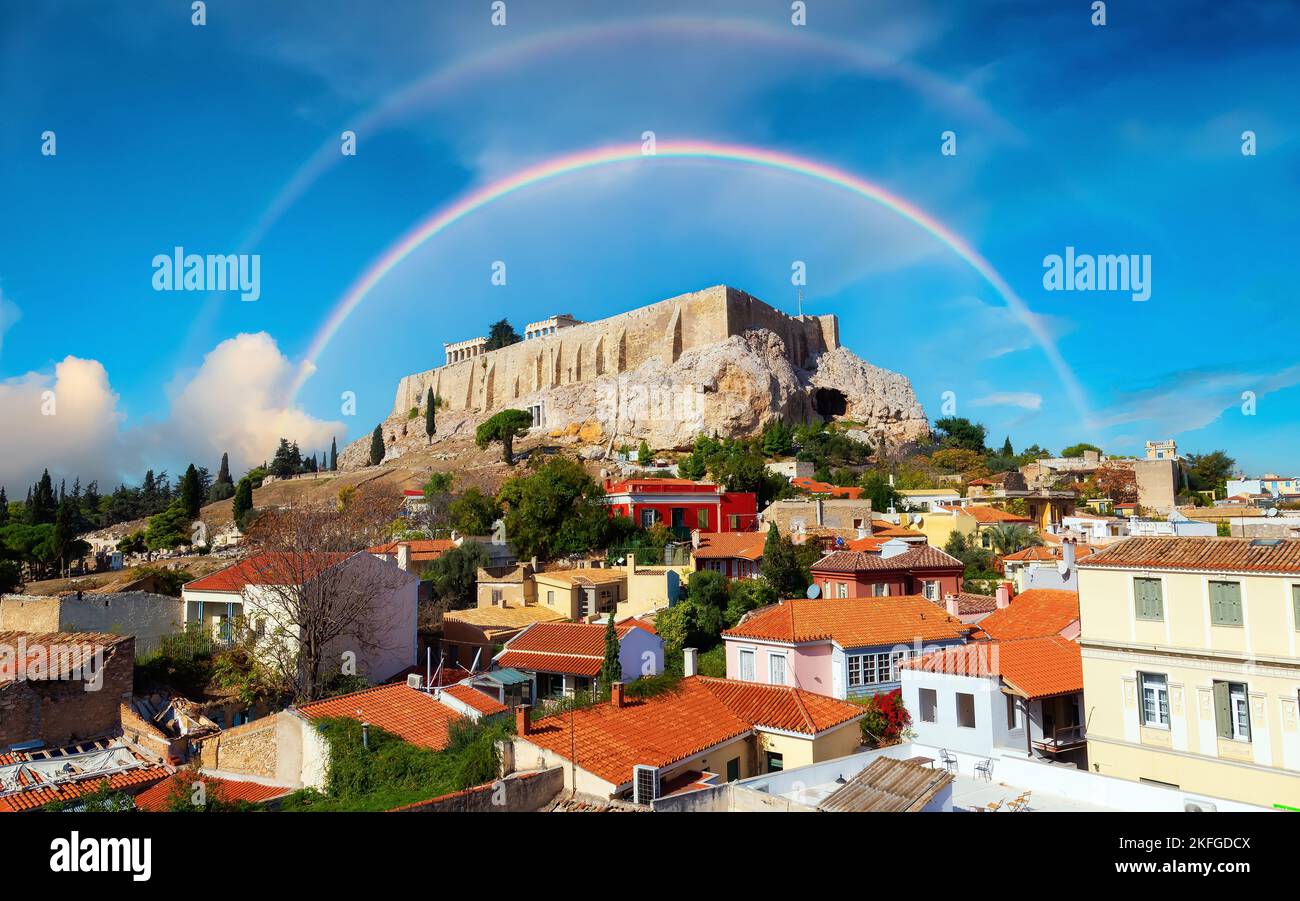 Acropole et paysage urbain dans une ville historique avec montagne. Areopagus Hill, Athènes, Grèce. Banque D'Images