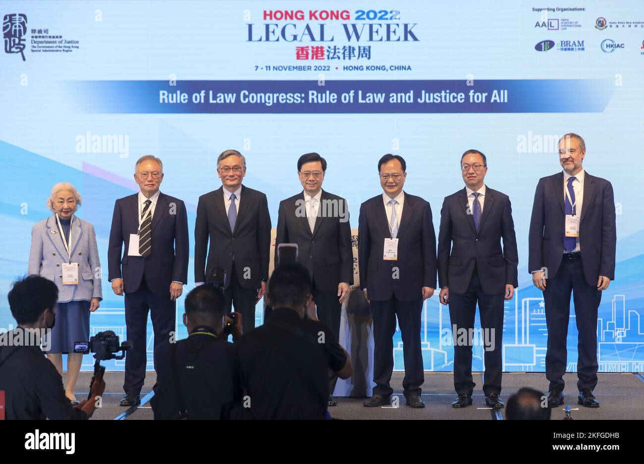 Dignitaires (de gauche à droite) ancien vice-président du Comité de droit fondamental de la HKSAR du Comité permanent du Congrès populaire national Elsie Leung Oi-sie; juge non permanent de la Cour d'appel finale Robert Tang Kwok-ching; juge en chef de la Cour d'appel finale Andrew Cheung Kui-nung; Chef de l'exécutif John Lee Ka-chiu; Directeur adjoint du Bureau de liaison du Gouvernement populaire central dans la région administrative spéciale de Hong Kong Chen Dong; Secrétaire à la justice, Paul Lam Ting-kwok; Secrétaire général de l'Institut international pour l'unification du soldat la Banque D'Images