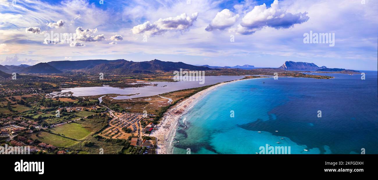 Italie. Sardegnia (Sardaigne) île nature paysage et les meilleures plages. Vue panoramique de drone aérienne sur la superbe plage de la Cinta à San Teodoro avec turquoi Banque D'Images
