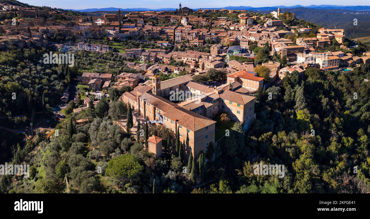 Voyages et sites touristiques en Italie. Toscane, vue panoramique aérienne de la vieille ville de Montalcino Banque D'Images