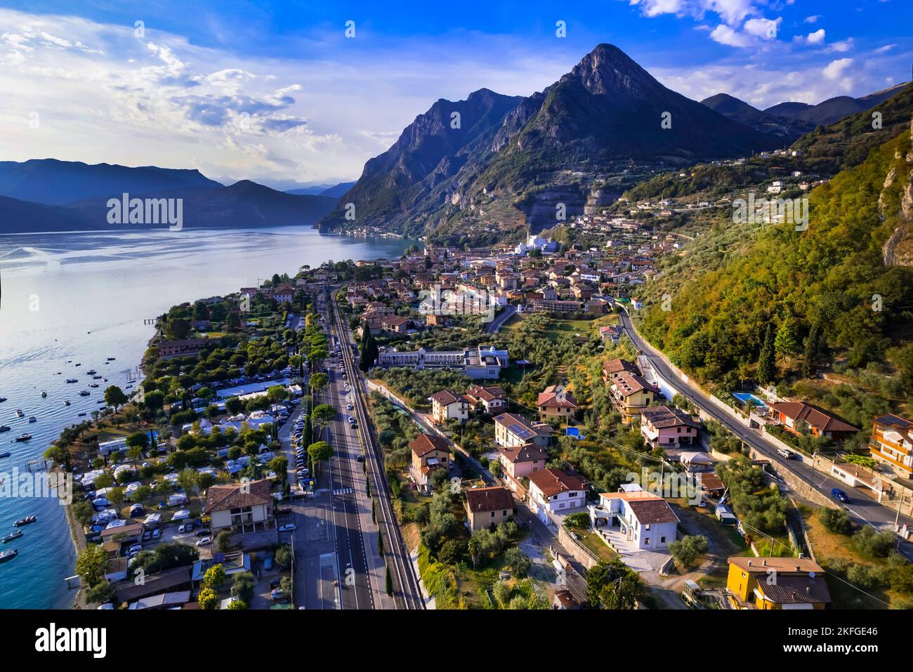 Montagnes pittoresques et beaux lacs d'Italie - vue aérienne de drone sur le lac d'Iseo et le village au coucher du soleil. Province de Brescia Banque D'Images