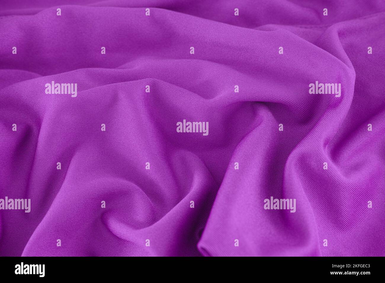 Un fond de tissu froissé violet vif. Gros plan. Banque D'Images