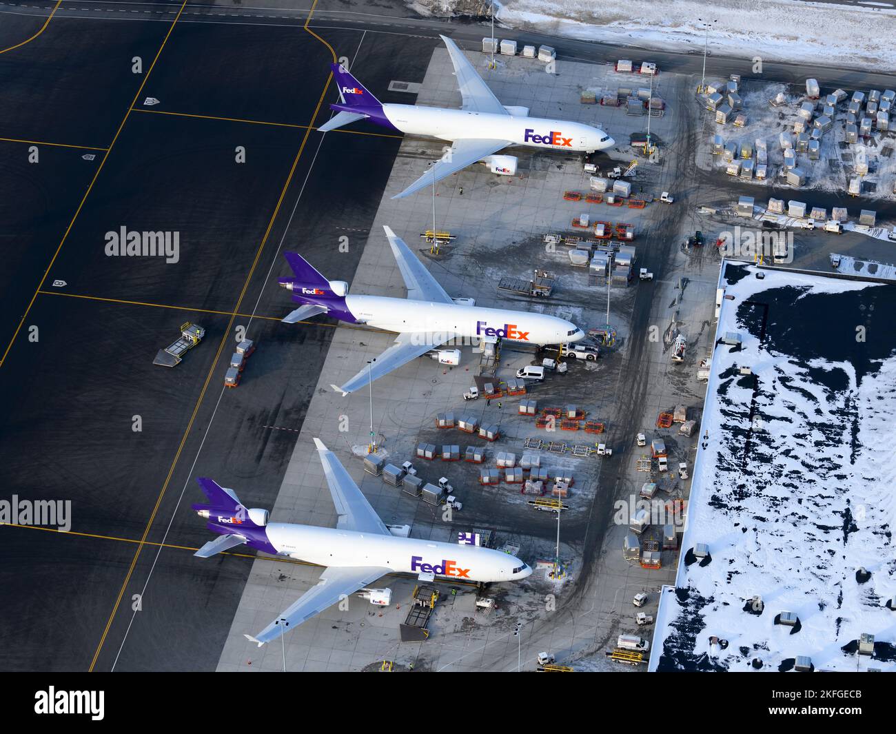 FedEx Cargo plusieurs avions font la queue à l'aéroport d'Anchorage, une plaque tournante pour le transport de marchandises. Les avions FedEx à la plate-forme FedEx Cargo. Banque D'Images