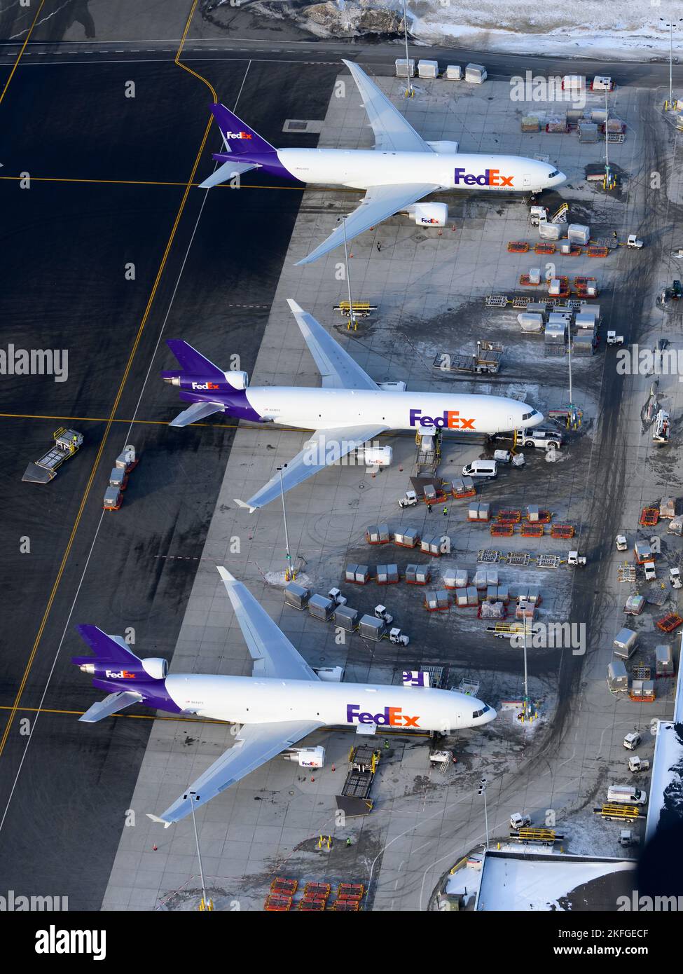 FedEx Cargo plusieurs avions font la queue à l'aéroport d'Anchorage, une plaque tournante pour le transport de marchandises. Les avions FedEx à la plate-forme FedEx Cargo. Banque D'Images
