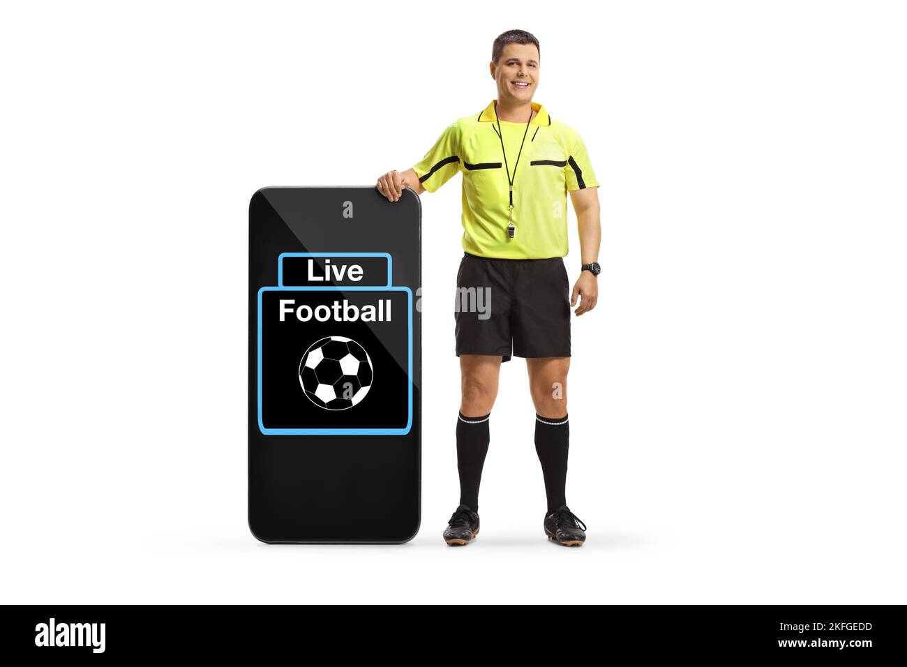 Portrait complet d'un arbitre debout à côté d'un grand smartphone avec texte en direct football isolé sur fond blanc Banque D'Images