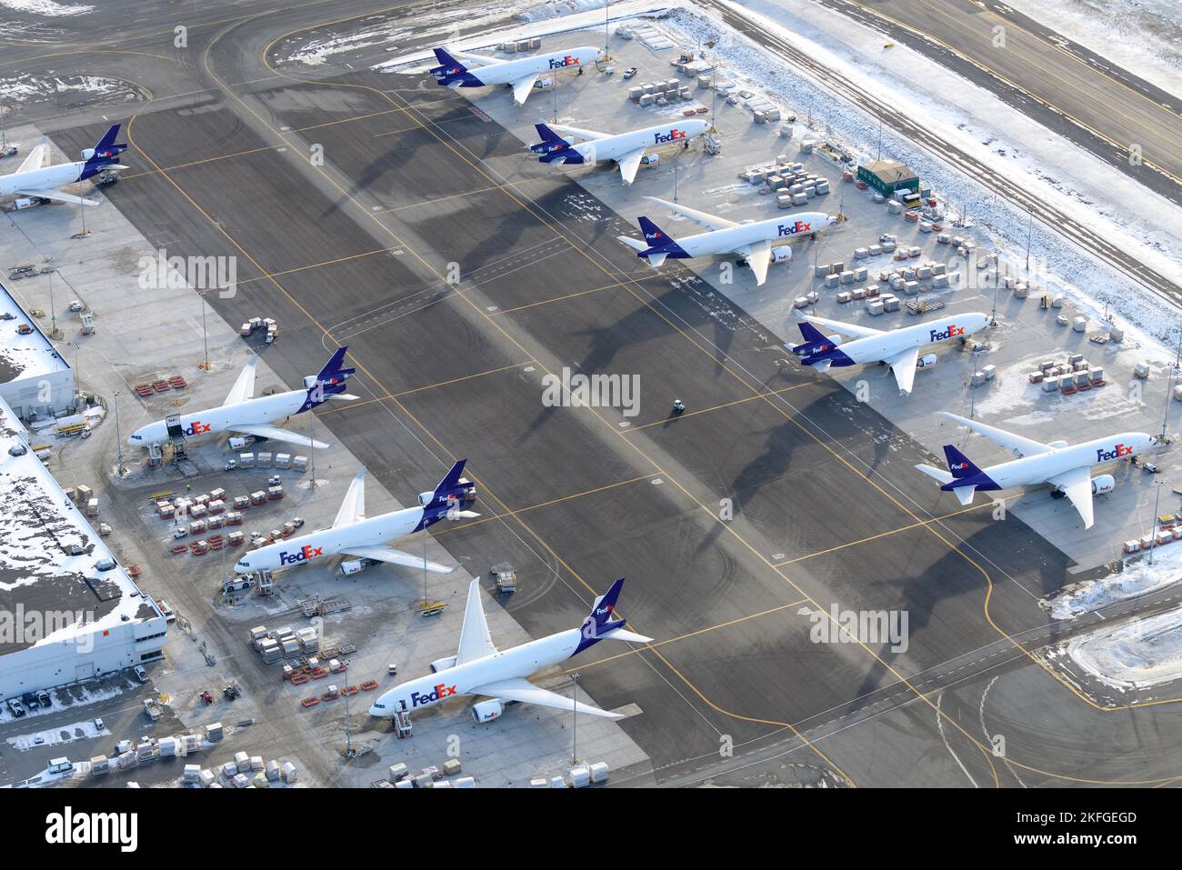 Rampe d'accès de la compagnie aérienne FedEx Cargo à l'aéroport d'Anchorage, une plaque tournante pour le transport de marchandises par avion en Alaska. Federal Express Airplanes à sa plate-forme de fret. Banque D'Images