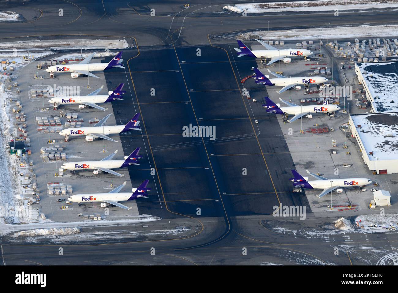 Rampe d'accès de la compagnie aérienne FedEx Cargo à l'aéroport d'Anchorage, une plaque tournante pour le transport de marchandises par avion en Alaska. Federal Express Airplanes à sa plate-forme de fret. Banque D'Images