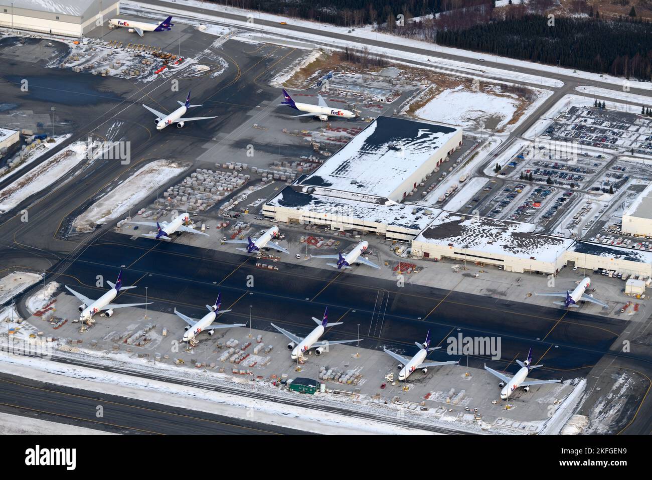 Rampe d'accès de la compagnie aérienne FedEx Cargo à l'aéroport d'Anchorage, une plaque tournante pour le transport de marchandises par avion en Alaska. Federal Express Airplanes à sa plate-forme de fret. Banque D'Images