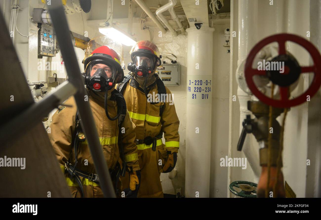 OCÉAN ATLANTIQUE OUEST (SEPT 15, 2022) des marins à bord du destroyer de missile guidé de classe Arleigh Burke USS Lassen (DDG 82) mènent une formation de lutte contre les incendies pendant UNITAS LXIII, le 15 septembre 2022. UNITAS est l'exercice maritime le plus long au monde. Accueilli cette année par le Brésil, il réunit des forces multinationales du Brésil, du Cameroun, du Chili, de la Colombie, de la République dominicaine, Equateur, France, Guyana, Jamaïque, Mexique, Namibie, Panama, Paraguay, Pérou, Corée du Sud, L'Espagne, le Royaume-Uni, l'Uruguay et les États-Unis mènent des opérations à Rio de Janeiro et au large. L'exercice s'entraîne Banque D'Images